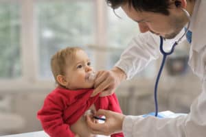 Kleines Mädchen wird von Doktor untersucht
